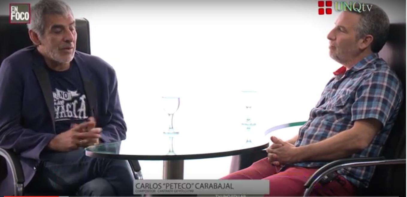 En Foco - Peteco Carabajal Peteco Carabajal, reconocido músico del folclore argentino, recibió la Mención Honorífica por parte de la Universidad Nacional de Quilmes. Visitó nuestro Estudio de Tv y participó en nuestro ciclo de entrevistas "En Foco".